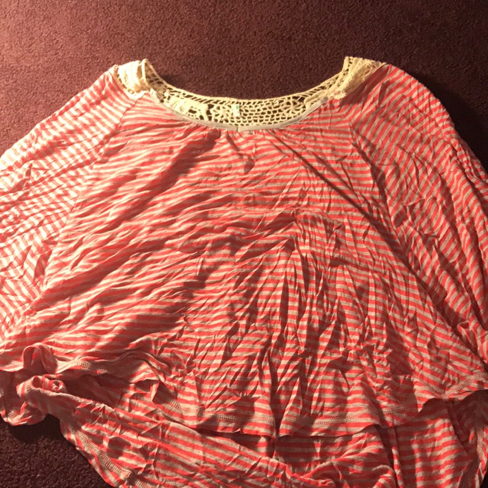 A gray and red t-shirt